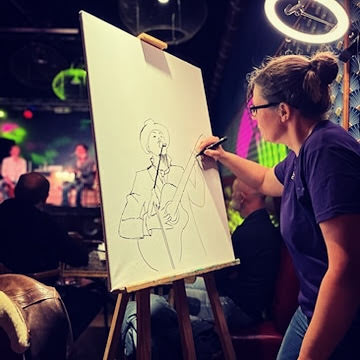 Carole Tournier préparant une œuvre pendant un live painting