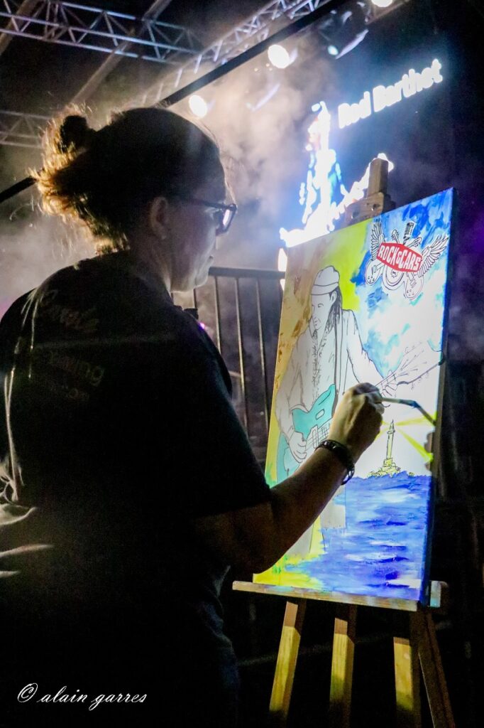 Carole Tournier réalisant un live-painting pendant un concert de Festival.
