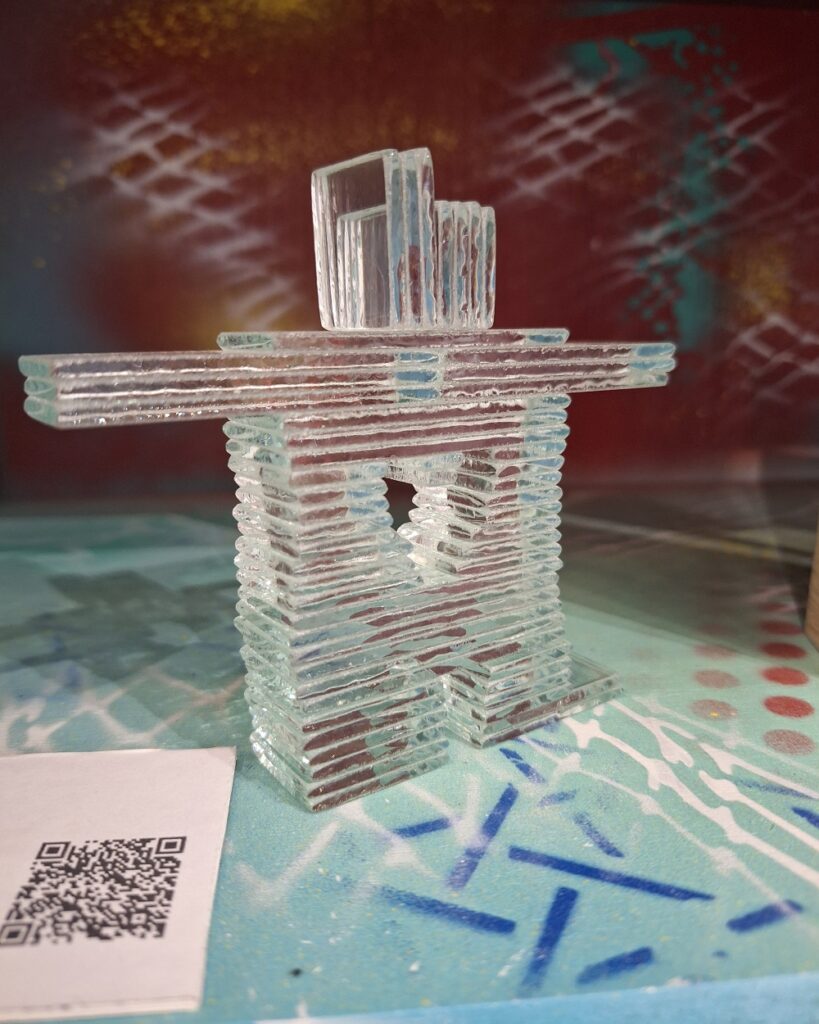 sculpture en verre, joli coeur, representant une silhouette avec un coeur vide en son centre.