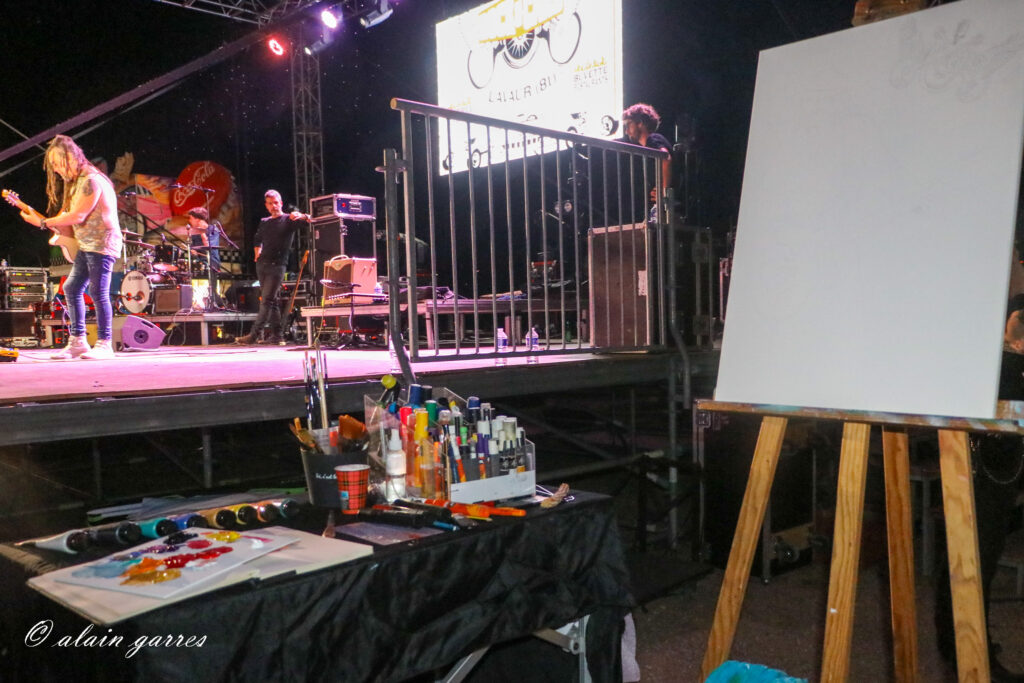 Toile blanche sur scene avant un live-painting en festival de Carole Tournier, performer.