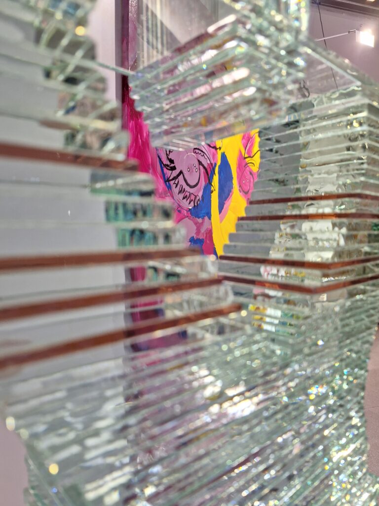 Détail de sculpture en verre de carole Tournier, assemblage de plaques de verre colorées.