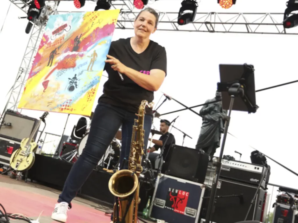 Carole Tournier sur la scène avec son tableau live painting