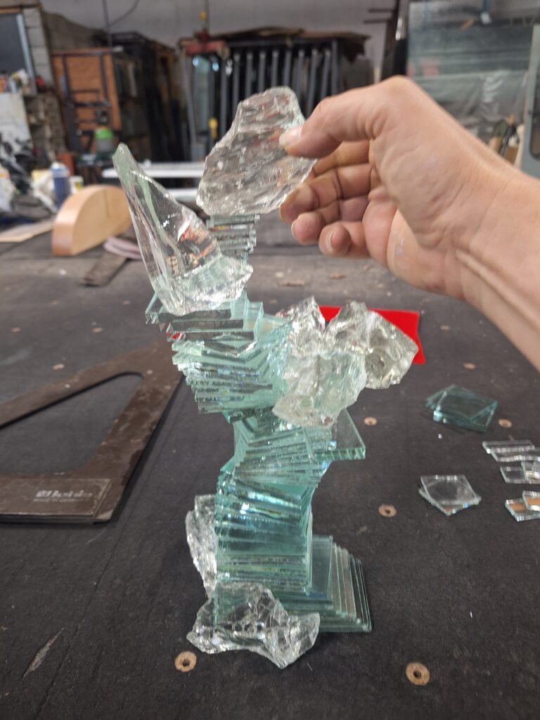 Naissance d'une sculpture en verre dans l'atelier de Carole Tournier.