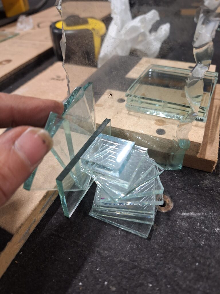 Création d'une sculpture de verre en atelier par Carole Tournier. Découpe de verre et assemblage.