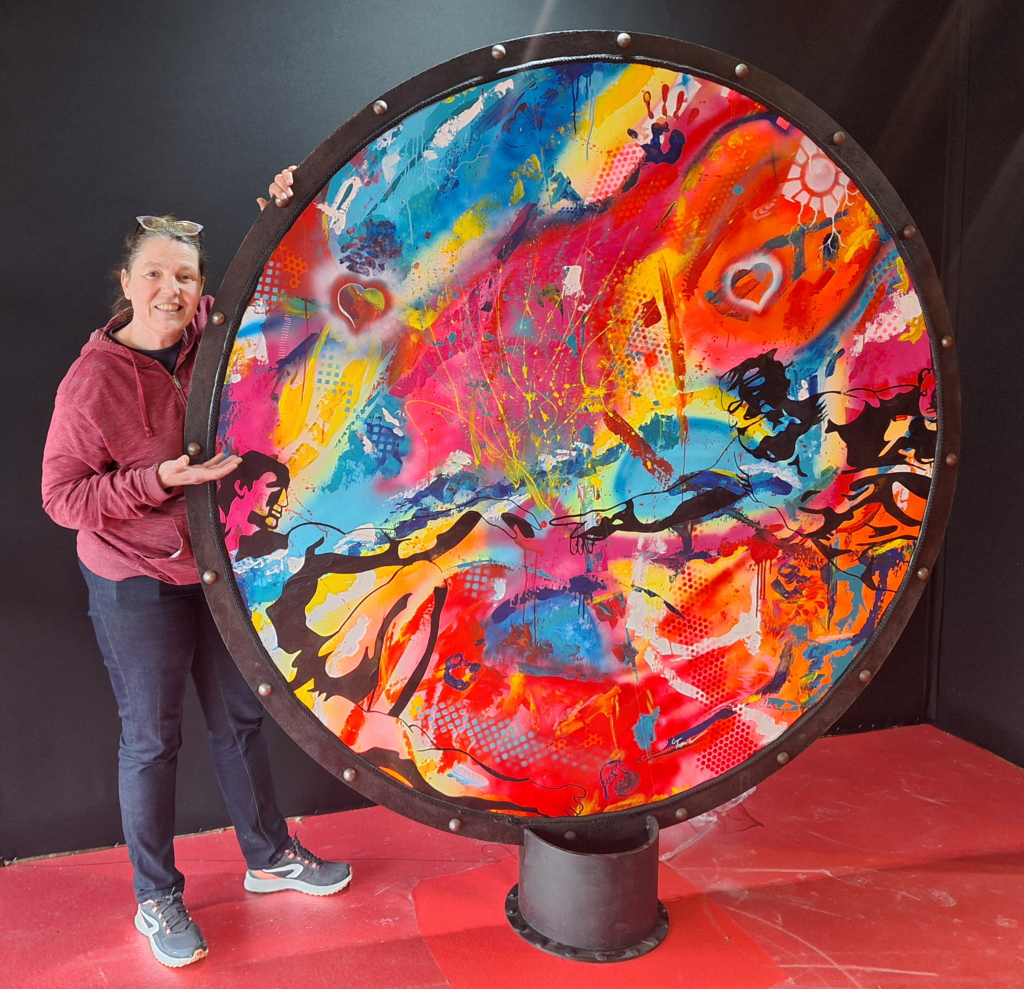 L'entre deux mondes, une oeuvre monumentale entre métal, miroir et peinture de Carole Tournier et Grégory Thomas.